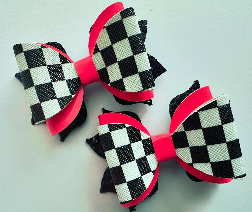 Hot pink checker piggy’s X2 bow